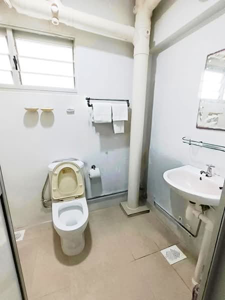 773 Woodlands Drive 60 HDB Flat For Sale at S$ 560,000 | PropertyGuru Singapore - Bathroom