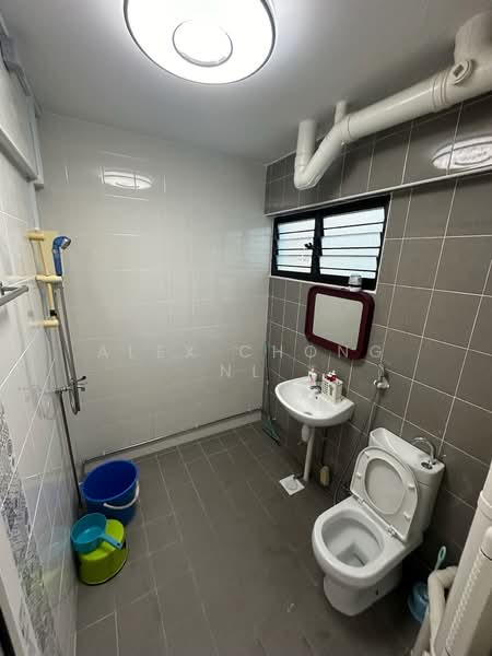 277 Tampines Street 22 HDB Flat For Sale at S$ 608,000 | PropertyGuru Singapore - Bathroom