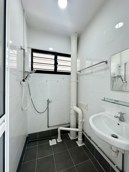 170 Ang Mo Kio Avenue 4, 170 Ang Mo Kio Avenue 4, 2 Bedrooms, 645 sqft, HDB Flat For Rent, by Liau Li Jun, 500069537 - Bathroom - PropertyGuru.com.sg