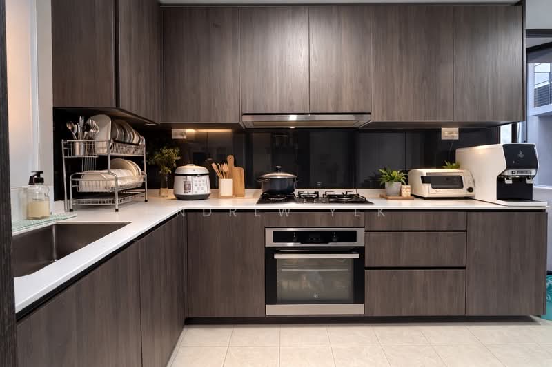 iNz Residence Condominium For Sale at S$ 2,688,888 | PropertyGuru Singapore - Kitchen