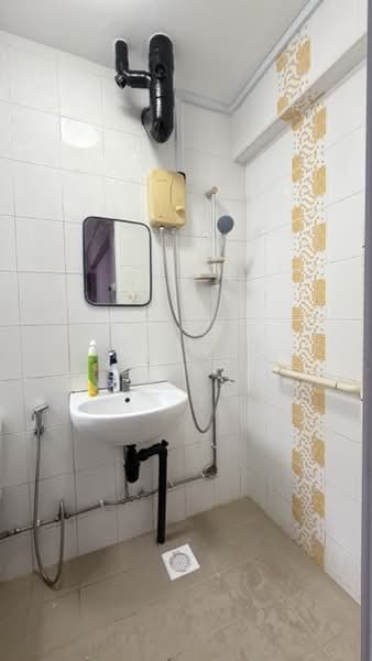 659 Yishun Avenue 4, 659 Yishun Avenue 4, 2 Bedrooms, 764 sqft, HDB Flat For Rent, by Tristan Ang, 500069543 - Bathroom - PropertyGuru.com.sg