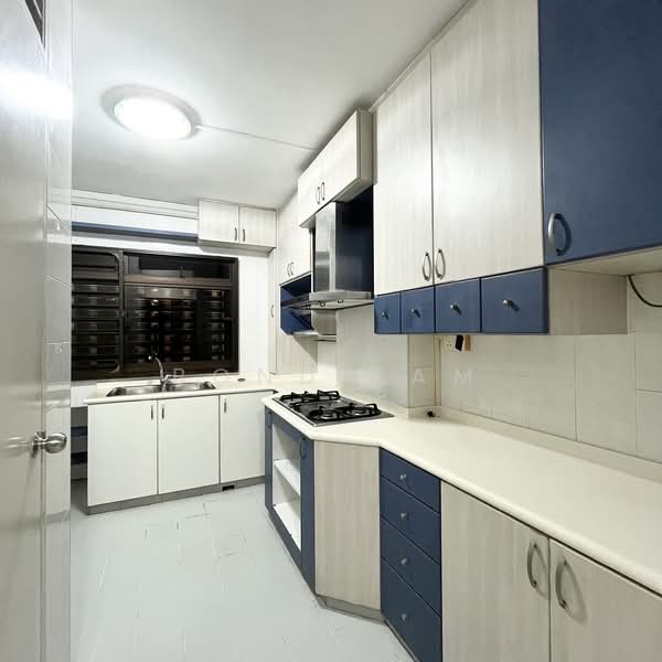 722 Tampines Street 72 HDB Flat For Sale at S$ 800,000 | PropertyGuru Singapore - Kitchen