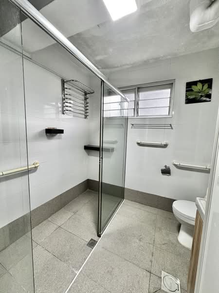 405 Tampines Street 41, 405 Tampines Street 41, 4 Bedrooms, 1,480 sqft, HDB Flat For Rent, by Esther Low, 500069585 - Bathroom - PropertyGuru.com.sg