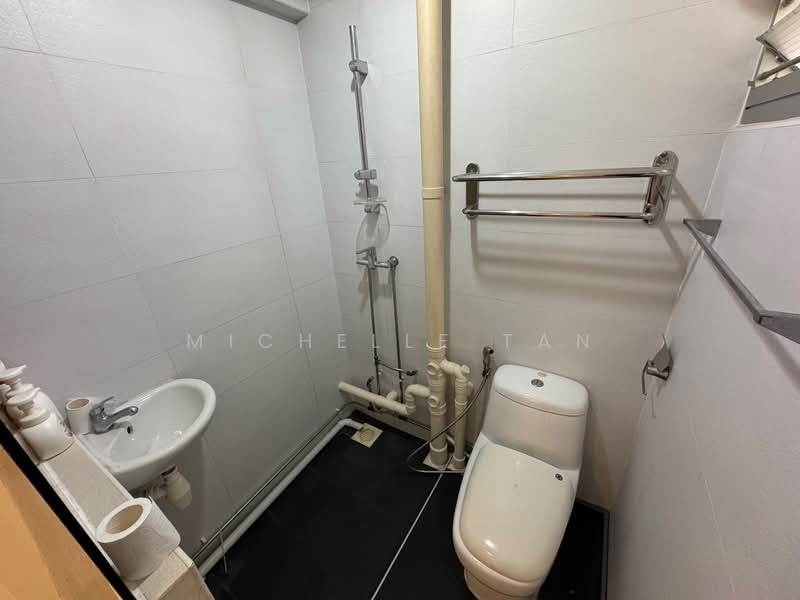 118 Ang Mo Kio Avenue 4, 118 Ang Mo Kio Avenue 4, 2 Bedrooms, 797 sqft, HDB Flat For Sale, by Michelle Tan, 500069608 - Bathroom - PropertyGuru.com.sg