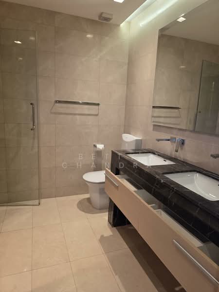 Marina Bay Suites, 3 Central Boulevard, 4 Bedrooms, 2,045 sqft, Apartment For Sale, by Betty Chandra, 500069635 - Master Bathroom - PropertyGuru.com.sg
