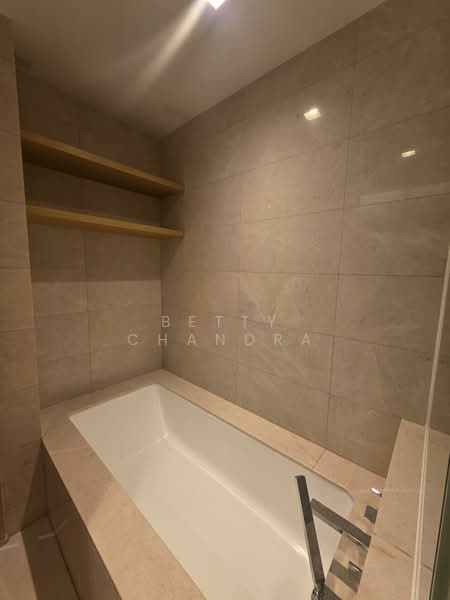 Marina Bay Suites, 3 Central Boulevard, 4 Bedrooms, 2,045 sqft, Apartment For Sale, by Betty Chandra, 500069635 - Master bathroom with tub and shower - PropertyGuru.com.sg