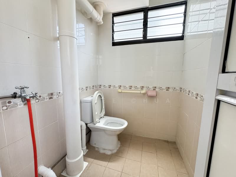 124 Ang Mo Kio Avenue 6 HDB Flat For Sale at S$ 430,000 | PropertyGuru Singapore - Bathroom