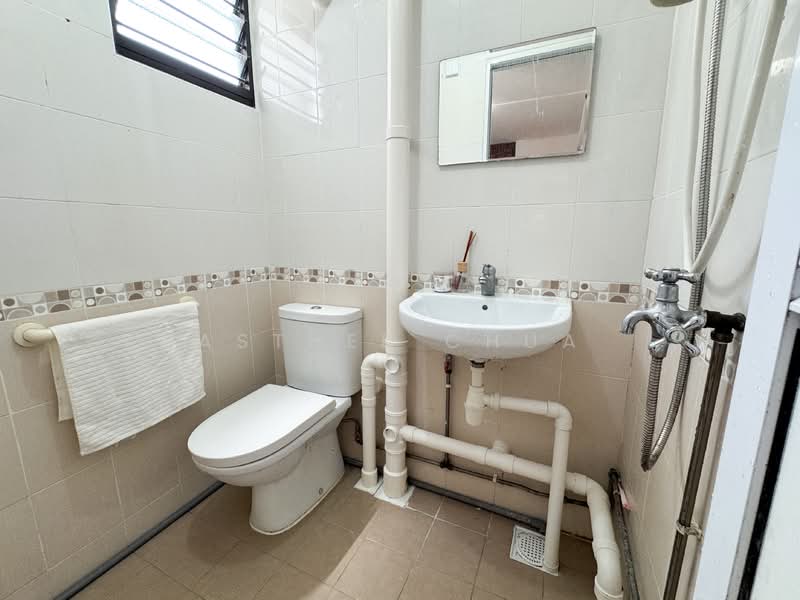 124 Ang Mo Kio Avenue 6 HDB Flat For Sale at S$ 430,000 | PropertyGuru Singapore - Bathroom
