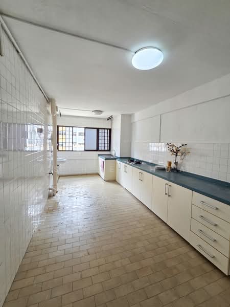 124 Ang Mo Kio Avenue 6 HDB Flat For Sale at S$ 430,000 | PropertyGuru Singapore - Kitchen