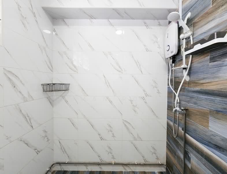 847 Jurong West Street 81 HDB Flat For Sale at S$ 530,000 | PropertyGuru Singapore - Bathroom