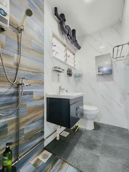 847 Jurong West Street 81 HDB Flat For Sale at S$ 530,000 | PropertyGuru Singapore - Bathroom