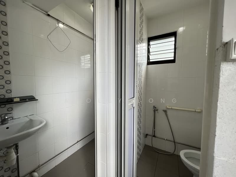 507 Bukit Batok Street 52 HDB Flat For Sale at S$ 400,000 | PropertyGuru Singapore - Bathroom