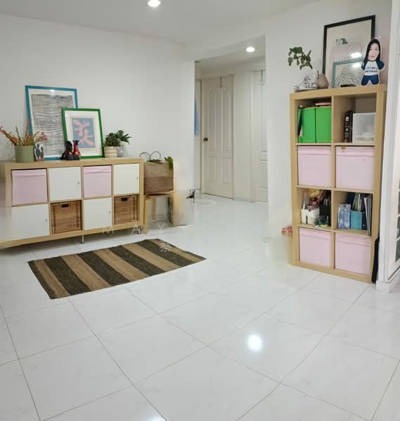 510 Pasir Ris Street 52 HDB Flat For Sale at S$ 988,000 | PropertyGuru Singapore - Living hall