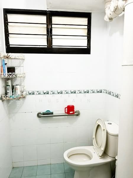 416 Ang Mo Kio Avenue 10, 416 Ang Mo Kio Avenue 10, 3 Bedrooms, 796 sqft, HDB Flat For Rent, by Nazeer Hussain, 500069681 - Bathroom - PropertyGuru.com.sg