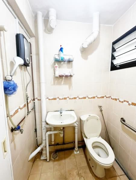 416 Ang Mo Kio Avenue 10, 416 Ang Mo Kio Avenue 10, 3 Bedrooms, 796 sqft, HDB Flat For Rent, by Nazeer Hussain, 500069681 - Bathroom - PropertyGuru.com.sg