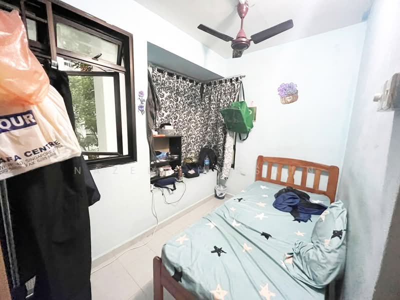 416 Ang Mo Kio Avenue 10, 416 Ang Mo Kio Avenue 10, 3 Bedrooms, 796 sqft, HDB Flat For Rent, by Nazeer Hussain, 500069681 - Big Utility Rm w windows & Single Bed  - PropertyGuru.com.sg