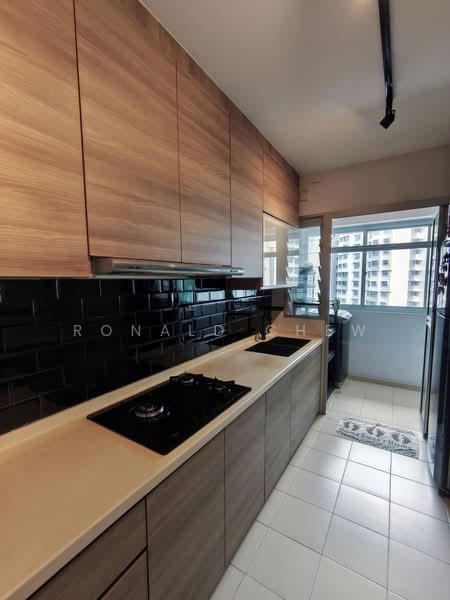 673A Edgefield Plains HDB Flat For Sale at S$ 660,000 | PropertyGuru Singapore - Kitchen