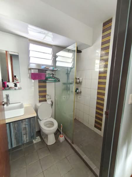 673A Edgefield Plains HDB Flat For Sale at S$ 660,000 | PropertyGuru Singapore - Bathroom