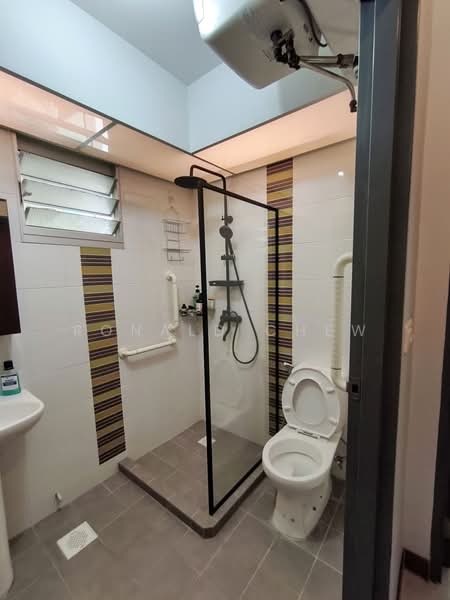 673A Edgefield Plains HDB Flat For Sale at S$ 660,000 | PropertyGuru Singapore - Bathroom