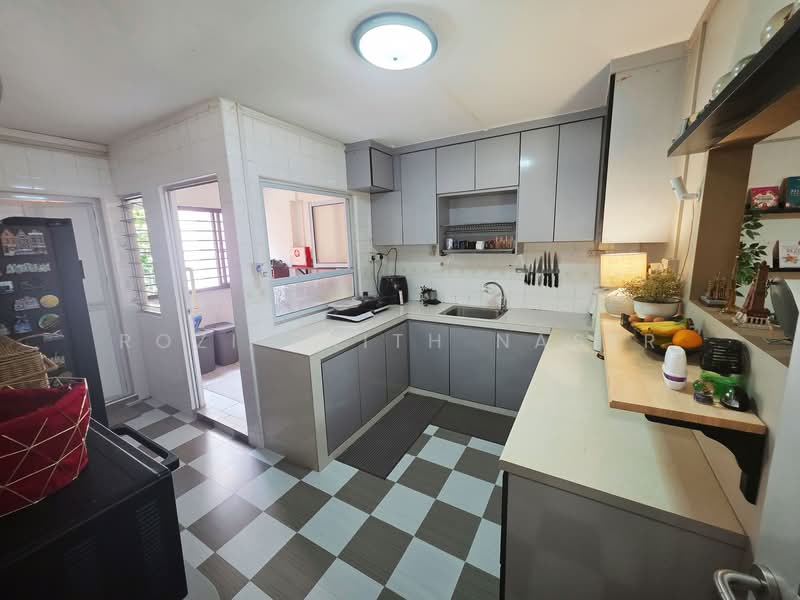 868 Woodlands Street 83 HDB Flat For Sale at S$ 839,000 | PropertyGuru Singapore - Kitchen