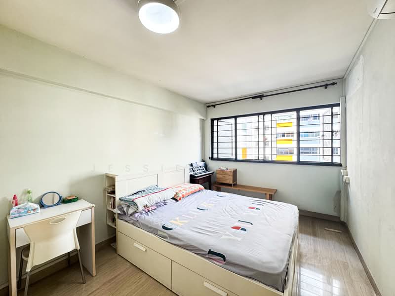 216 Bukit Batok Street 21 HDB Flat For Sale at S$ 635,000 | PropertyGuru Singapore - Bedroom
