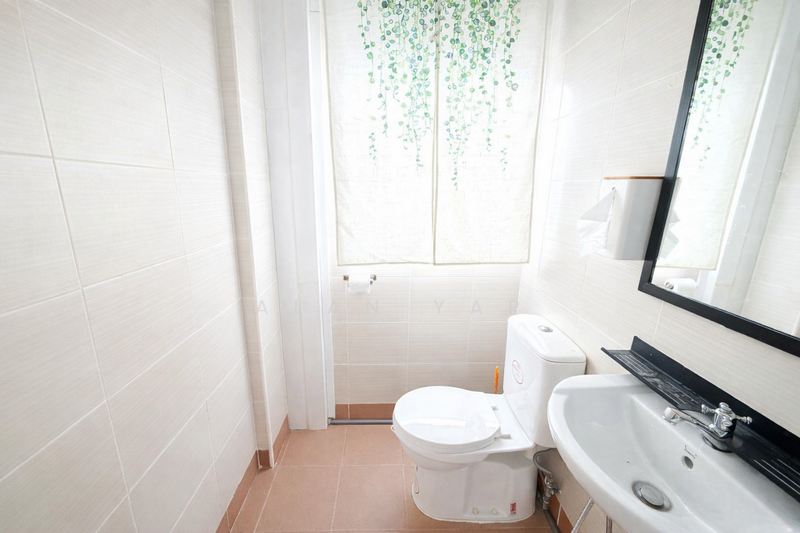 Tradehub 21, 18 Boon Lay Way, 1,055 sqft, Light Industrial (B1) For Rent, by Alan Yap, 500069778 - Bathroom - CommercialGuru.com.sg