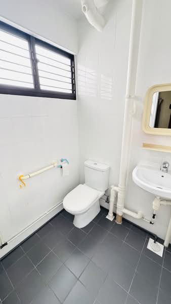 309 Serangoon Avenue 2 HDB Flat For Sale at S$ 717,171 | PropertyGuru Singapore - Bathroom