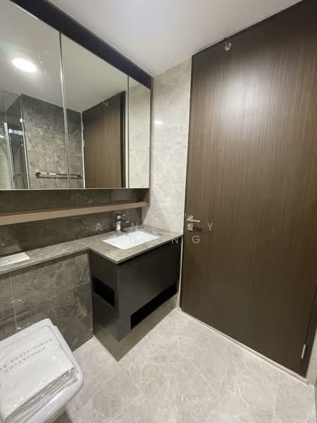 Juniper Hill Condominium For Sale at S$ 1,950,000 | PropertyGuru Singapore - Bathroom