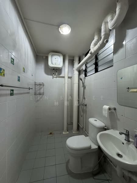 516 Jelapang Road HDB Flat For Sale at S$ 700,000 | PropertyGuru Singapore - Bathroom