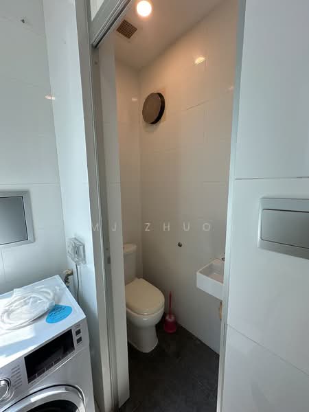 Martin Edge Apartment For Sale at S$ 1,088,000 | PropertyGuru Singapore - Bathroom