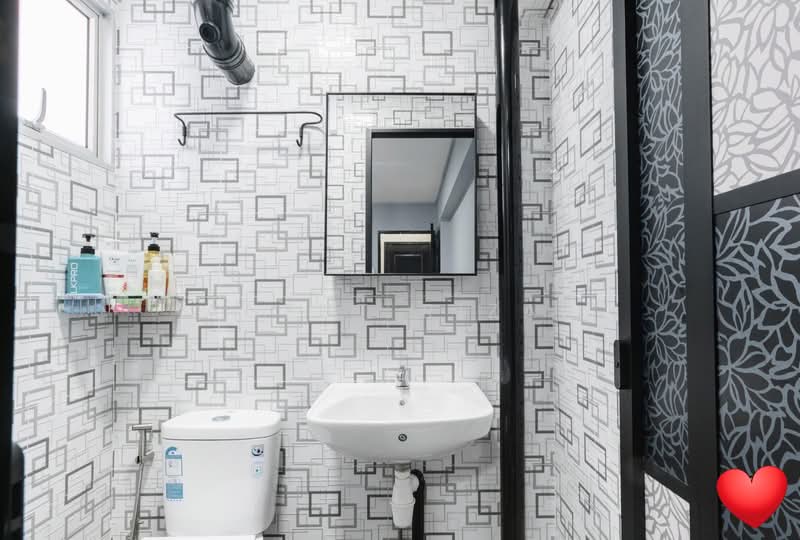425 Bedok North Road HDB Flat For Sale at S$ 455,000 | PropertyGuru Singapore - Bathroom