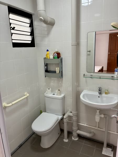 224 Serangoon Avenue 4, 224 Serangoon Avenue 4, 3 Bedrooms, 980 sqft, HDB Flat For Rent, by Landon Chian (钱德森), 500069869 - master bathroom - PropertyGuru.com.sg
