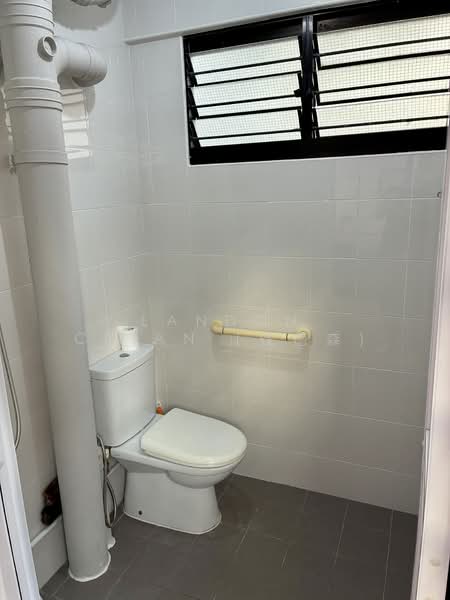 224 Serangoon Avenue 4, 224 Serangoon Avenue 4, 3 Bedrooms, 980 sqft, HDB Flat For Rent, by Landon Chian (钱德森), 500069869 - kitchen bathroom - PropertyGuru.com.sg