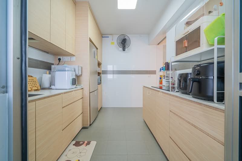 166B Yung Kuang Road HDB Flat For Sale at S$ 619,999 | PropertyGuru Singapore - Kitchen