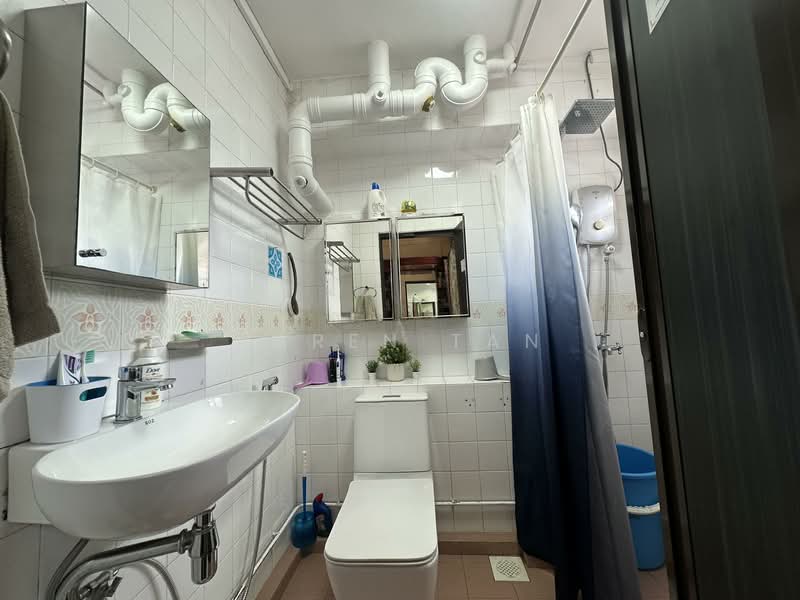 759 Pasir Ris Street 71 HDB Flat For Sale at S$ 838,000 | PropertyGuru Singapore - Bathroom