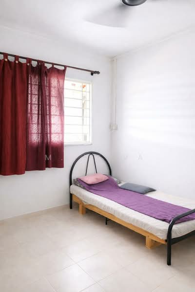 928 Jurong West Street 92 HDB Flat For Sale at S$ 400,000 | PropertyGuru Singapore - Bedroom