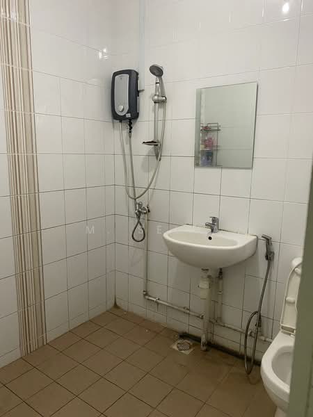 928 Jurong West Street 92 HDB Flat For Sale at S$ 400,000 | PropertyGuru Singapore - Bathroom