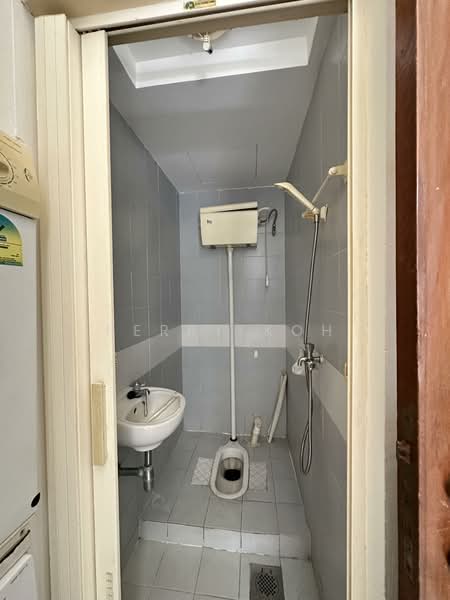 The Bayshore Condominium For Sale at S$ 1,890,000 | PropertyGuru Singapore - Bathroom