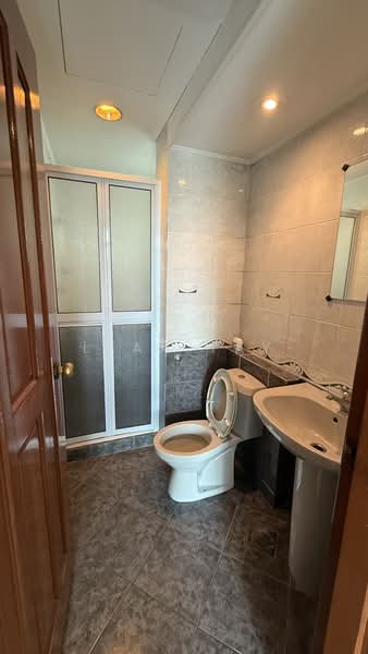 Spring Grove Condominium For Sale at S$ 2,600,000 | PropertyGuru Singapore - Bathroom