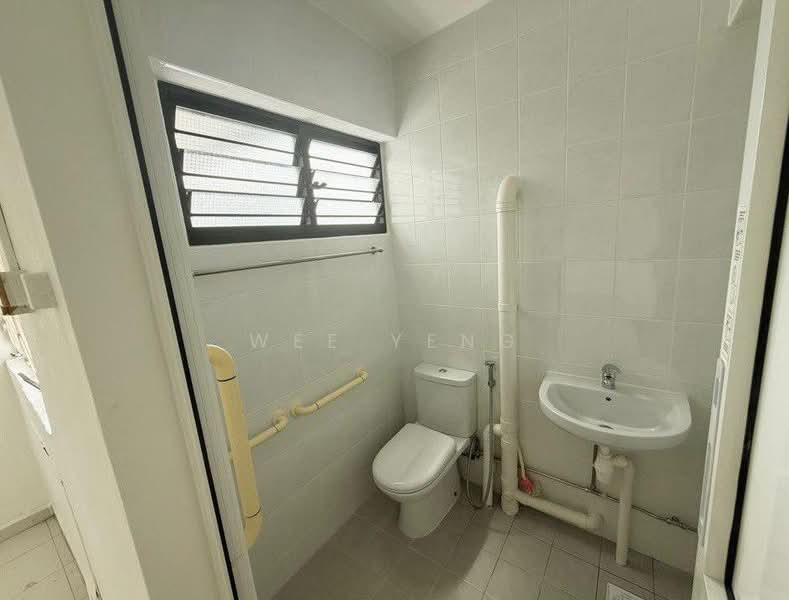 244 Bukit Batok East Avenue 5 HDB Flat For Sale at S$ 550,000 | PropertyGuru Singapore - Bathroom