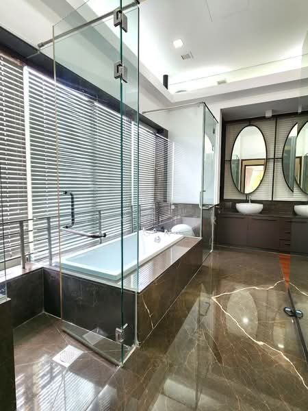 GOOD CLASS BUNGALOW - TANGLIN / ORCHARD / BOTANIC GARDENS, Tanglin, Chatsworth, Jervois, Bishopsgate, Nathan, 6 Bedrooms, 10,000 sqft, Good Class Bungalow For Rent, by Jennifer Leong, 500070022 - Bathroom - PropertyGuru.com.sg