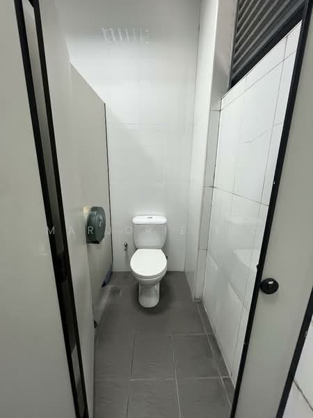 78,700sf Single Floorplate rampup Ambient Warehouse/B2 Clean @ Pioneer, , 78,700 sqft, Warehouse For Rent, by Marjorie Teo, 500070040 - Bathroom - CommercialGuru.com.sg