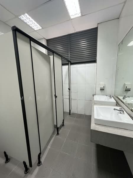 78,700sf Single Floorplate rampup Ambient Warehouse/B2 Clean @ Pioneer, , 78,700 sqft, Warehouse For Rent, by Marjorie Teo, 500070040 - Bathroom - CommercialGuru.com.sg