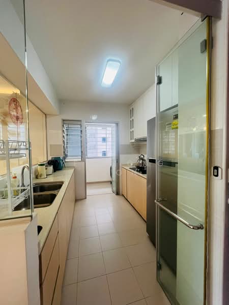 812B Choa Chu Kang Avenue 7 HDB Flat For Sale at S$ 640,000 | PropertyGuru Singapore - Kitchen