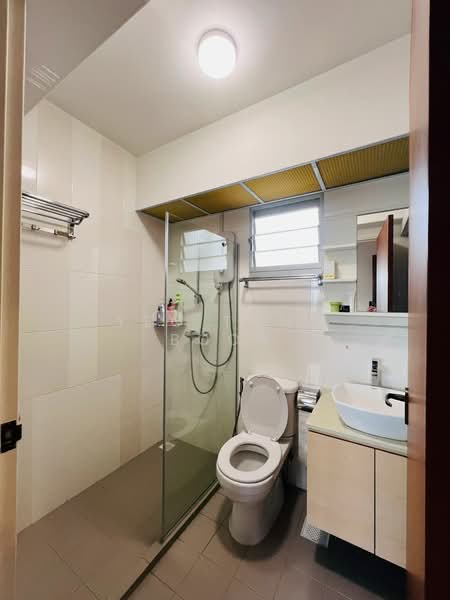 812B Choa Chu Kang Avenue 7 HDB Flat For Sale at S$ 640,000 | PropertyGuru Singapore - Bathroom