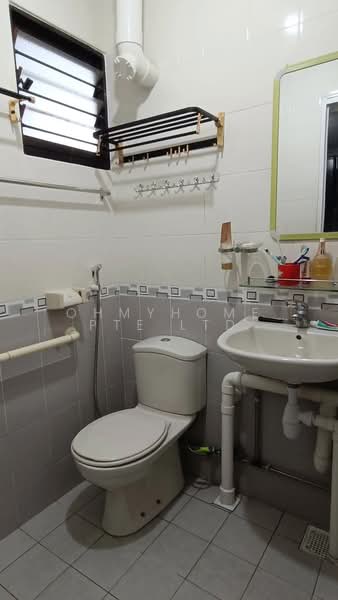 513 Ang Mo Kio Avenue 8, 513 Ang Mo Kio Avenue 8, 2 Bedrooms, 721 sqft, HDB Flat For Rent, by Regine Cher, 500070046 - Bathroom - PropertyGuru.com.sg