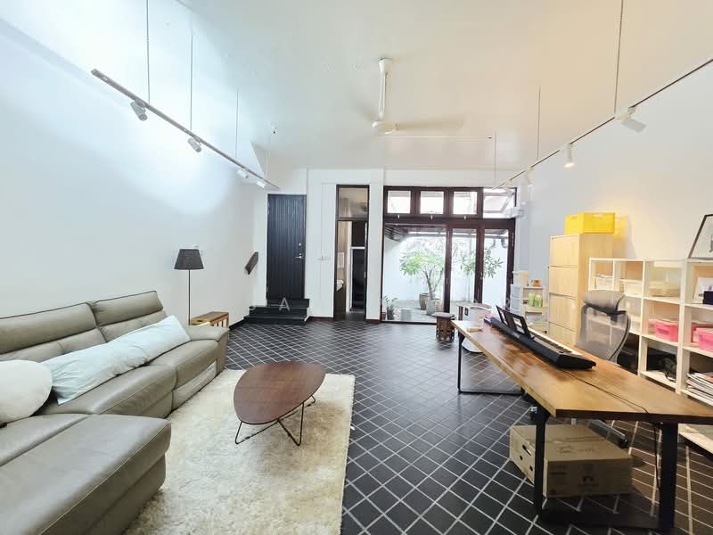 Emerald Hill Studio With Garden, EMERALD HILL CONSERVATION AREA, 1 Bedroom, 1,000 sqft, Conservation House For Rent, by Susan Prior, 500070077 - Living Room - PropertyGuru.com.sg