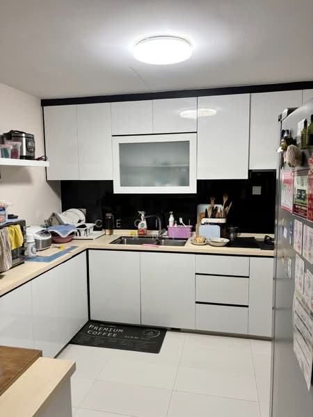 Hilltop Grove Condominium For Sale at S$ 1,450,000 | PropertyGuru Singapore - Kitchen