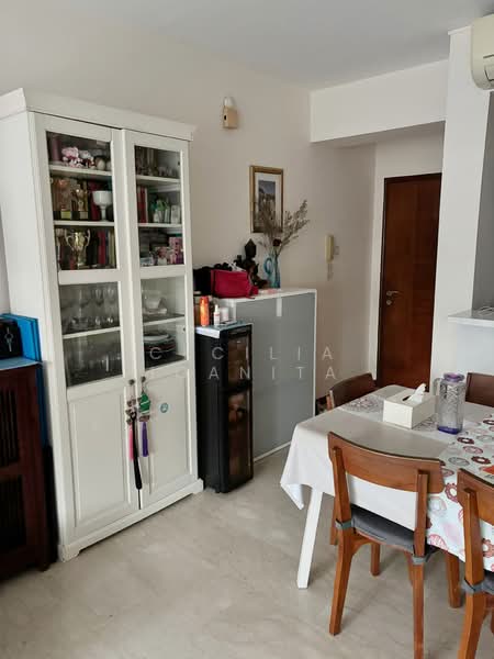 Hilltop Grove Condominium For Sale at S$ 1,450,000 | PropertyGuru Singapore - Dining Room