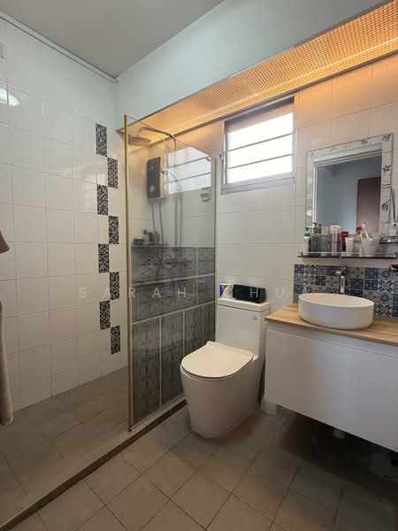 212A Punggol Walk, 212A Punggol Walk, 3 Bedrooms, 1,001 sqft, HDB Flat For Sale, by Sarah Chua, 500070115 - Bathroom - PropertyGuru.com.sg